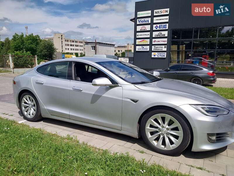 Лифтбек Tesla Model S 2016 в Луцке