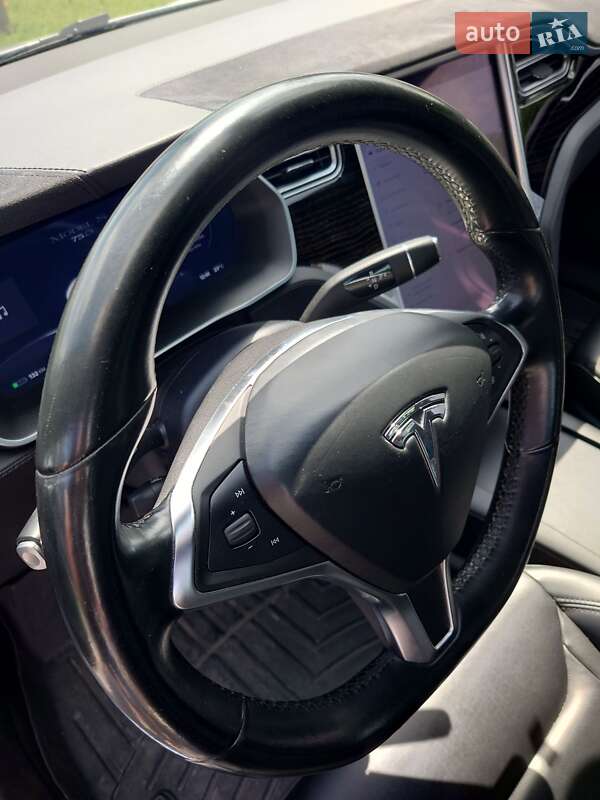 Лифтбек Tesla Model S 2016 в Луцке