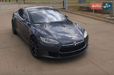 Лифтбек Tesla Model S 2015 в Львове
