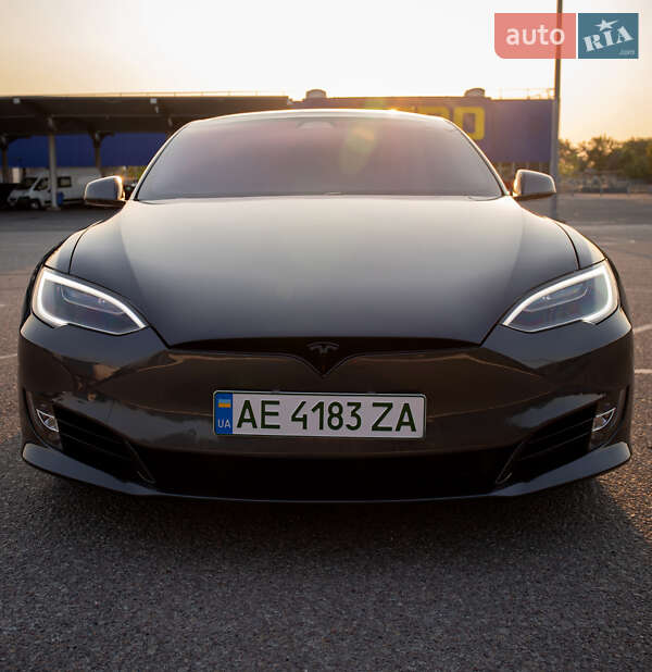 Лифтбек Tesla Model S 2017 в Днепре