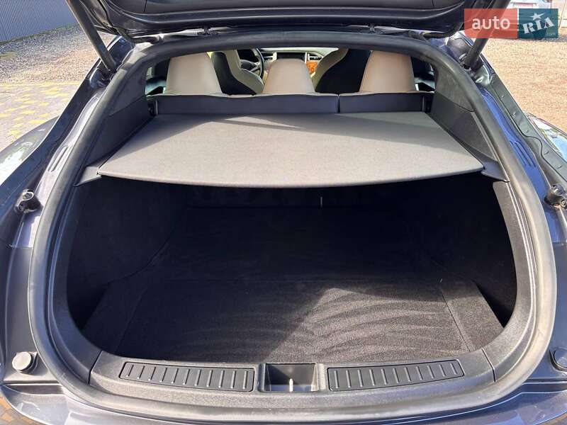 Ліфтбек Tesla Model S 2017 в Львові
