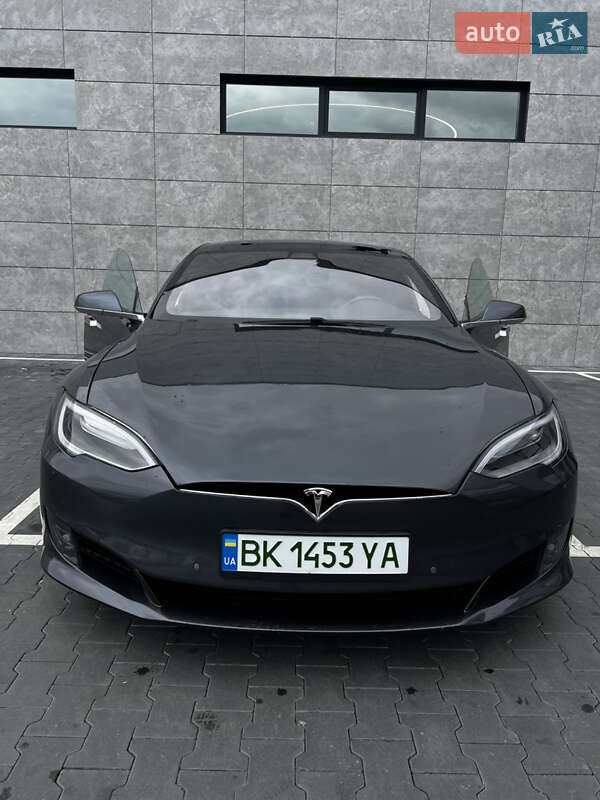 Ліфтбек Tesla Model S 2016 в Сарнах