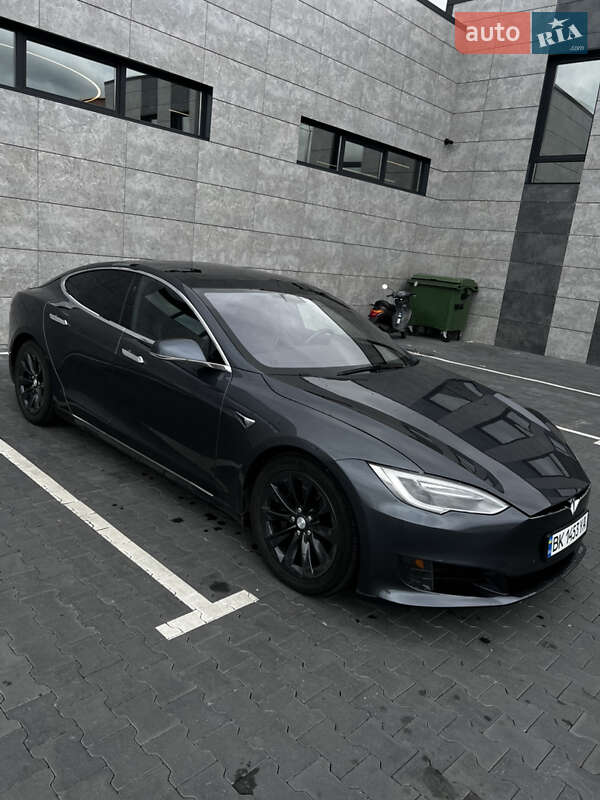 Ліфтбек Tesla Model S 2016 в Сарнах