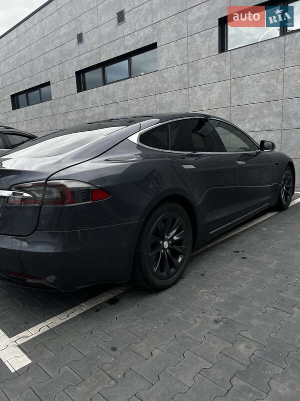 Ліфтбек Tesla Model S 2016 в Сарнах