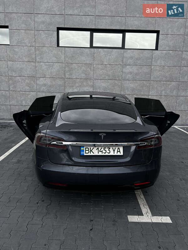 Ліфтбек Tesla Model S 2016 в Сарнах