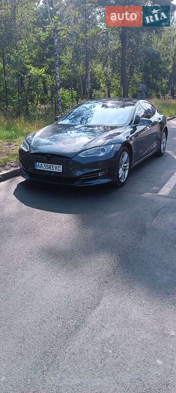 Лифтбек Tesla Model S 2015 в 