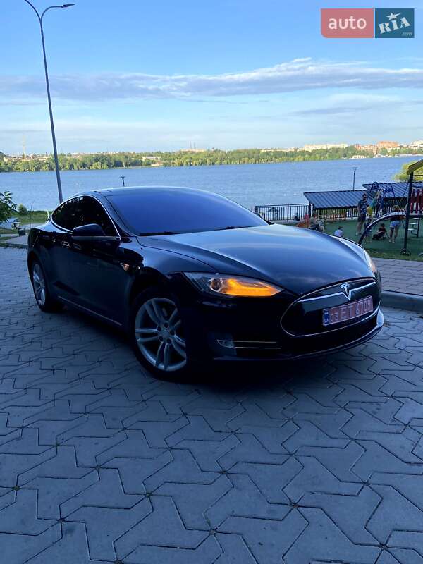 Лифтбек Tesla Model S 2014 в 