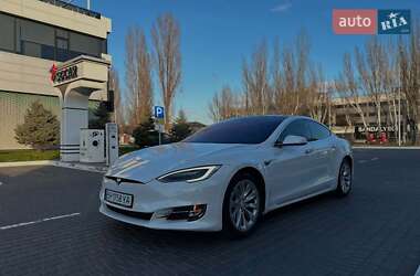 Лифтбек Tesla Model S 2018 в Львове