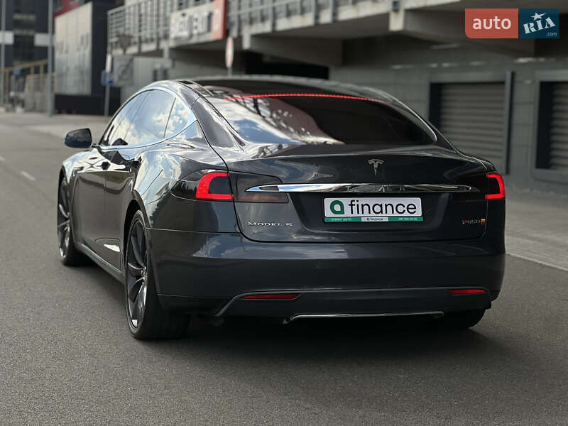 Ліфтбек Tesla Model S 2015 в Києві