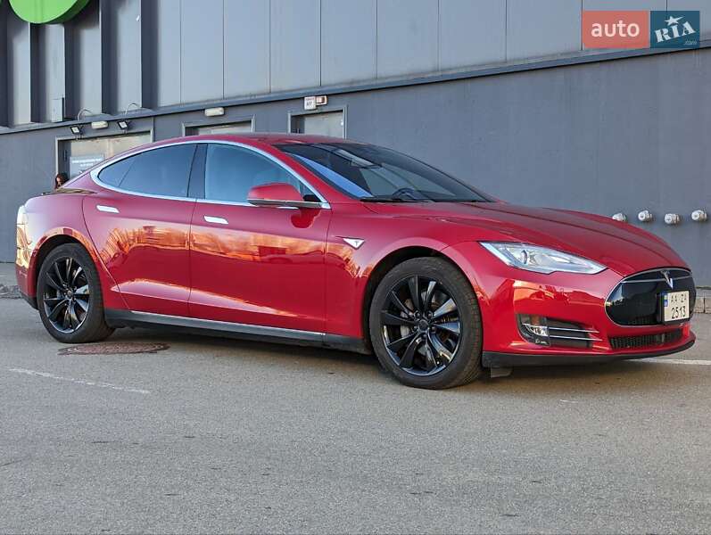 Лифтбек Tesla Model S 2015 в Киеве фото 5 Лифтбек Tesla Model S 2015 в Киеве