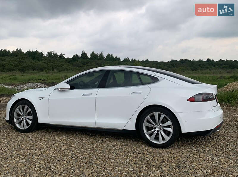Лифтбек Tesla Model S 2015 в Львове
