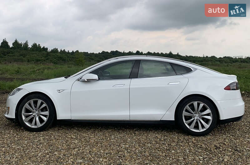 Лифтбек Tesla Model S 2015 в Львове