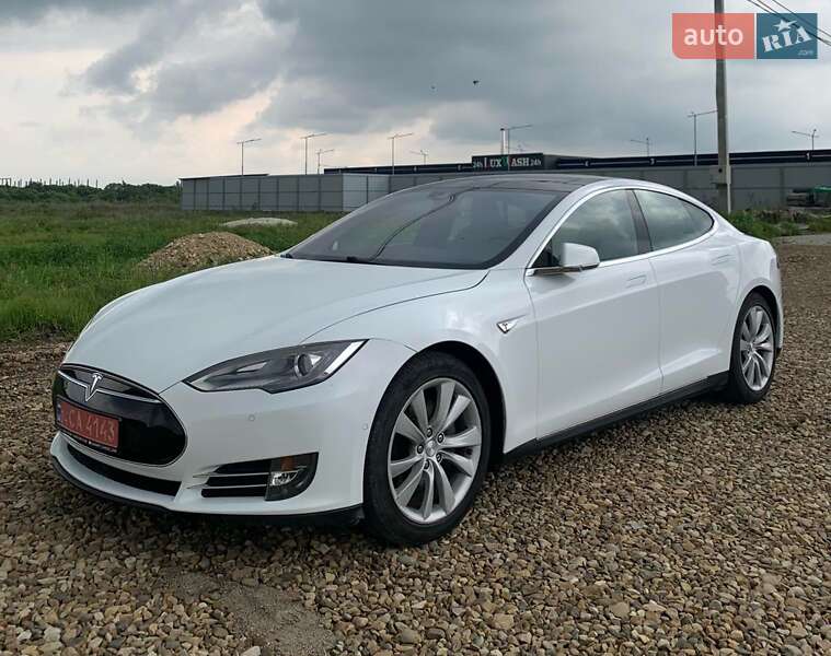 Лифтбек Tesla Model S 2015 в Львове