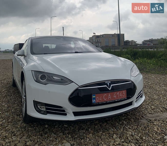 Лифтбек Tesla Model S 2015 в Львове