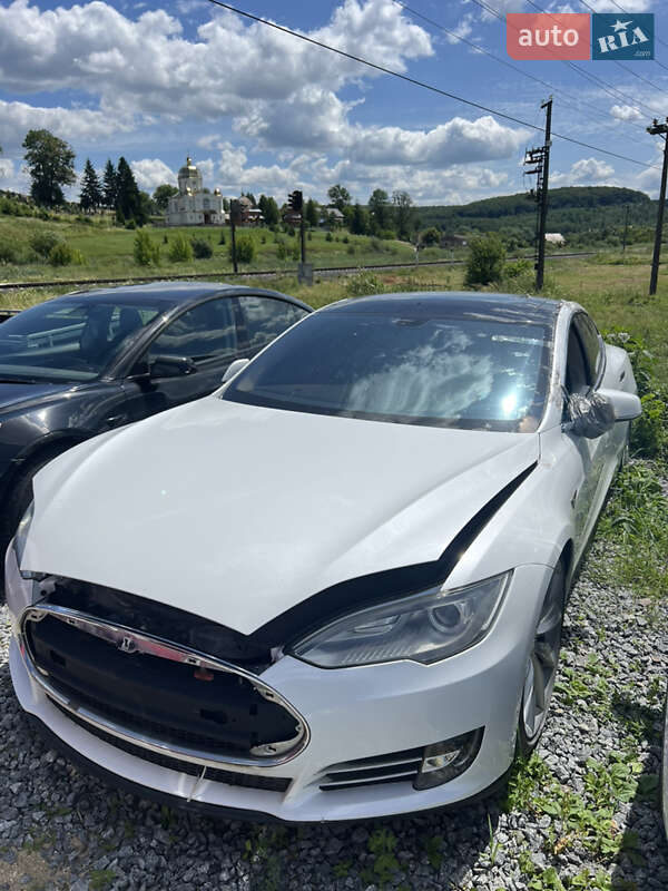 Лифтбек Tesla Model S 2013 в 