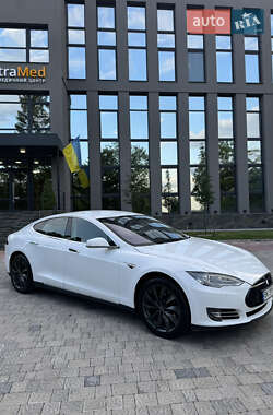 Лифтбек Tesla Model S 2015 в 