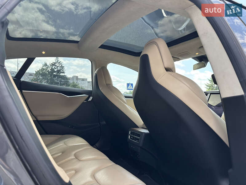 Ліфтбек Tesla Model S 2017 в Львові
