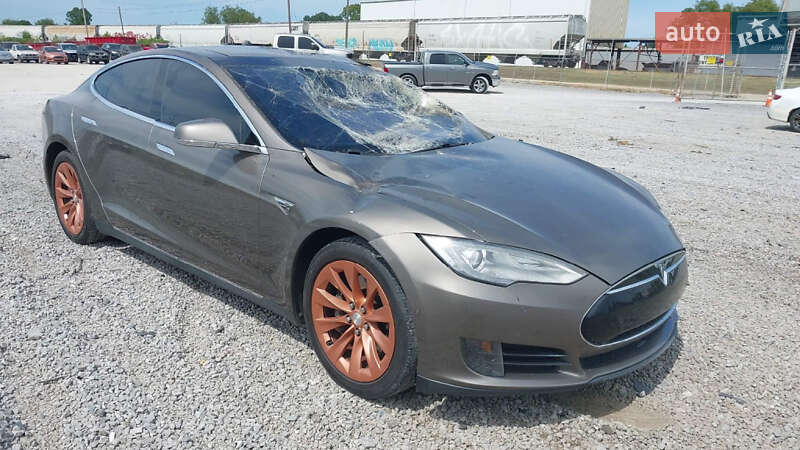 Лифтбек Tesla Model S 2016 в 