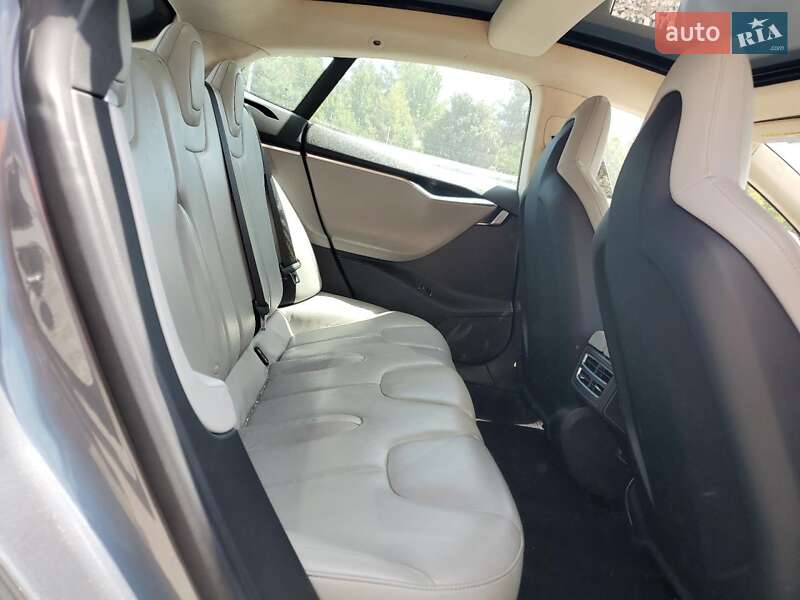 Ліфтбек Tesla Model S 2014 в Львові