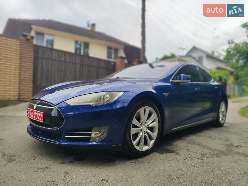 Лифтбек Tesla Model S 2016 в Киеве