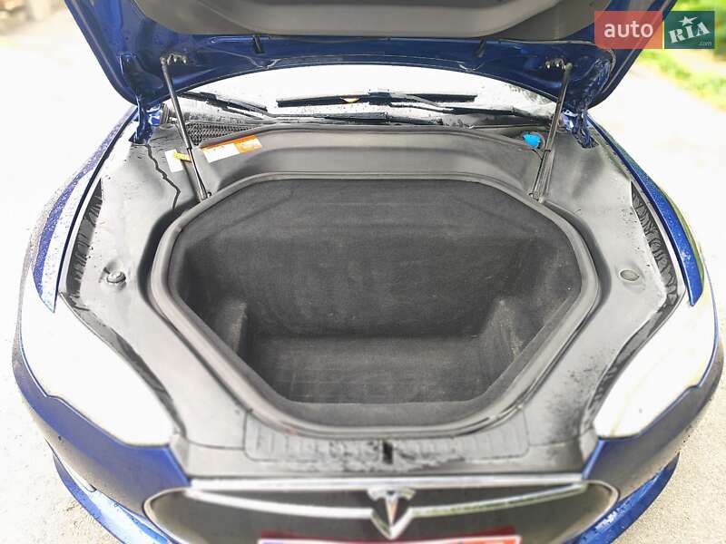 Лифтбек Tesla Model S 2016 в Киеве
