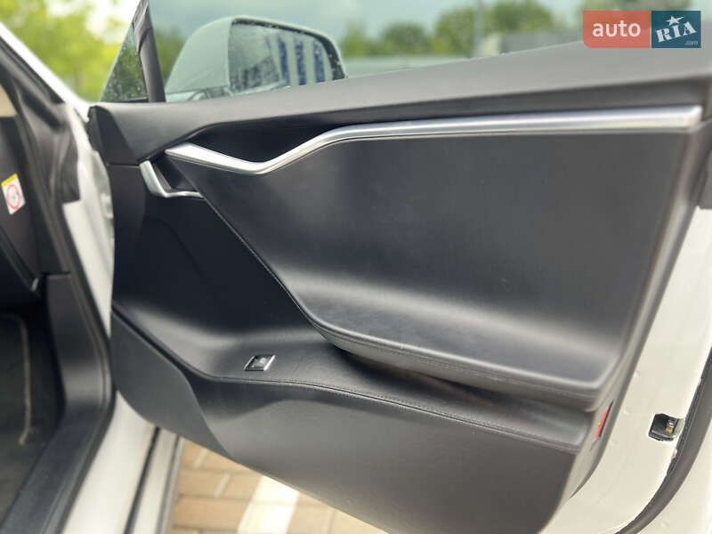 Лифтбек Tesla Model S 2014 в Дубно