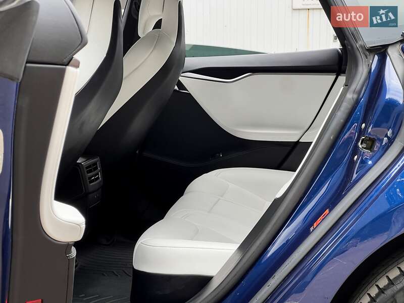 Лифтбек Tesla Model S 2018 в Киеве