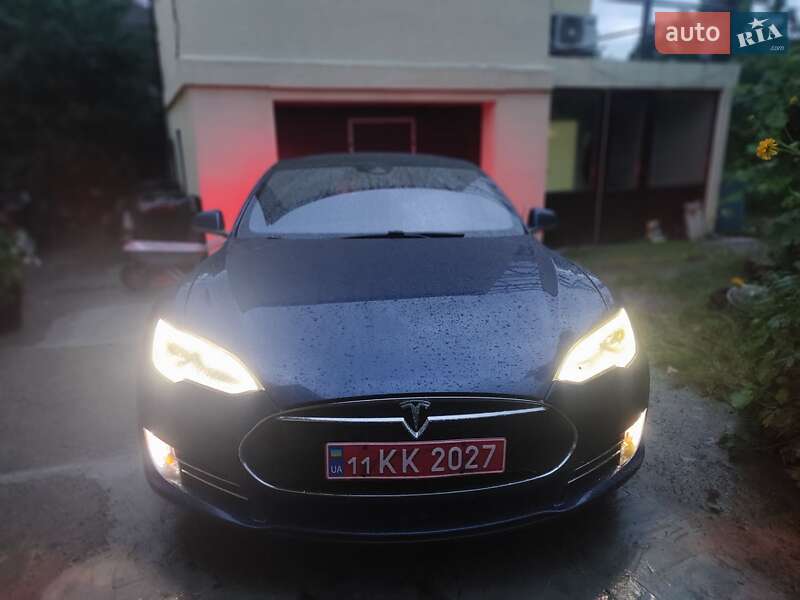 Лифтбек Tesla Model S 2016 в Киеве
