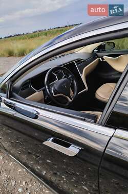 Лифтбек Tesla Model S 2014 в 