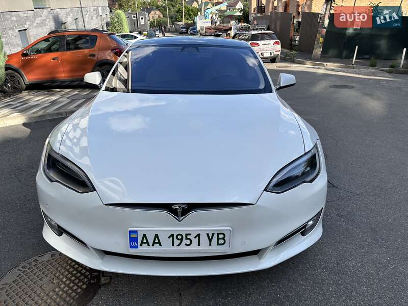 Лифтбек Tesla Model S 2017 в Киеве
