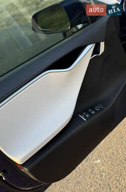 Лифтбек Tesla Model S 2016 в 