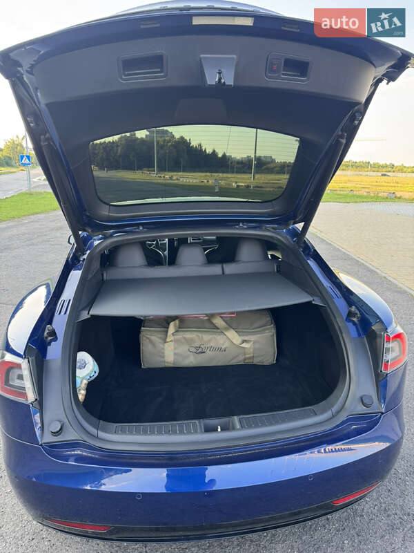 Ліфтбек Tesla Model S 2016 в Львові
