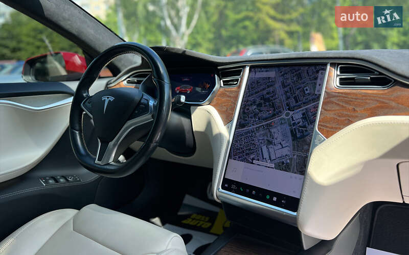 Лифтбек Tesla Model S 2016 в Львове