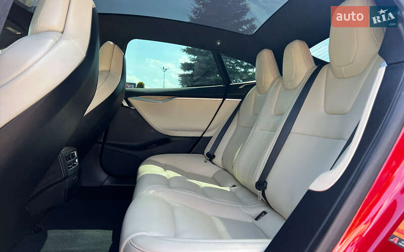 Лифтбек Tesla Model S 2016 в Львове