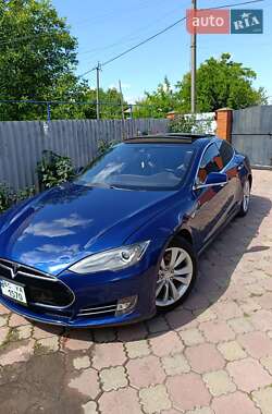 Лифтбек Tesla Model S 2015 в 