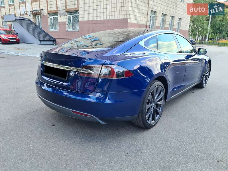 Лифтбек Tesla Model S 2016 в Киеве