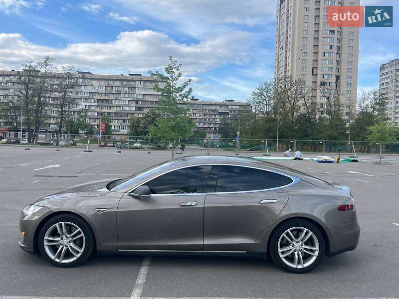 Лифтбек Tesla Model S 2015 в Киеве