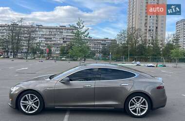 Лифтбек Tesla Model S 2015 в 