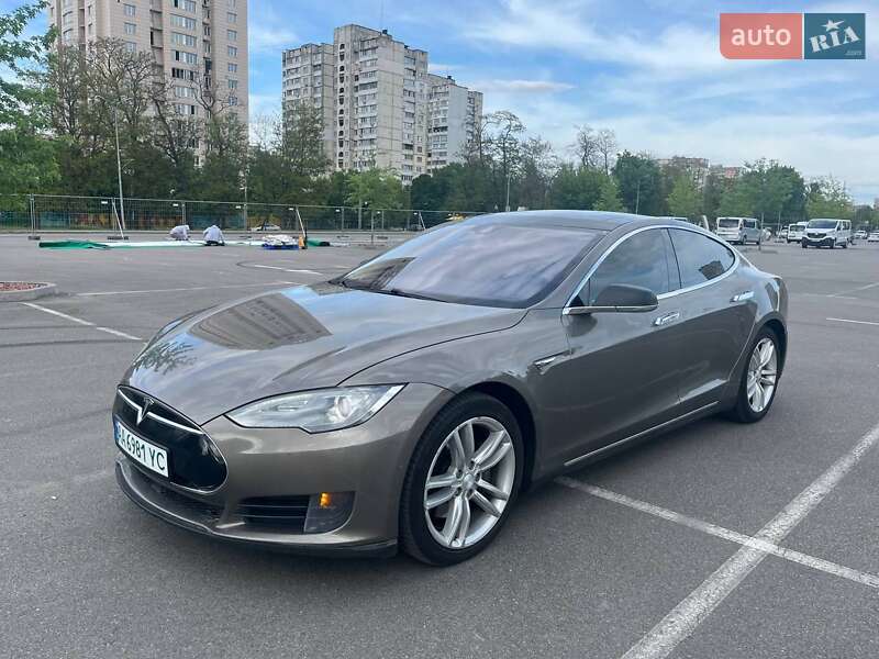 Tesla Model S 2015