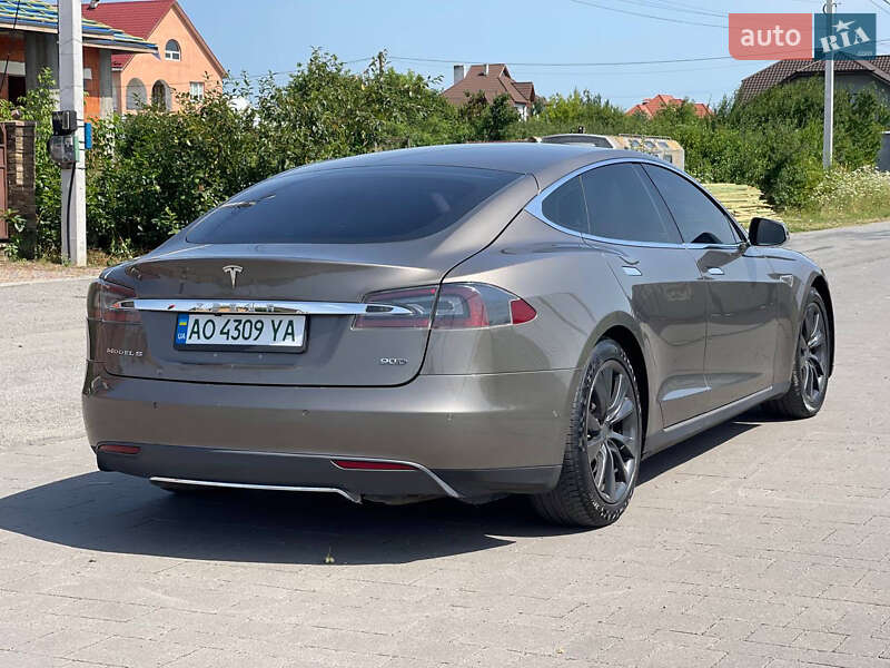 Лифтбек Tesla Model S 2015 в Ужгороде