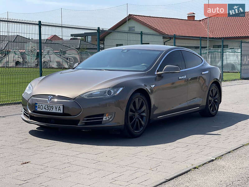 Лифтбек Tesla Model S 2015 в Ужгороде