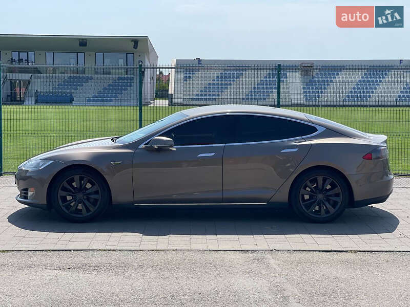 Лифтбек Tesla Model S 2015 в Ужгороде