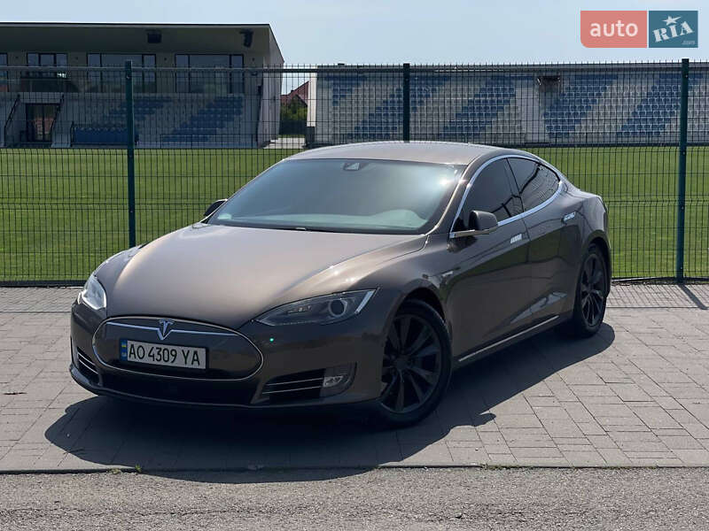 Лифтбек Tesla Model S 2015 в Ужгороде