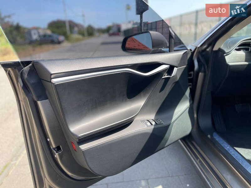 Лифтбек Tesla Model S 2015 в Ужгороде