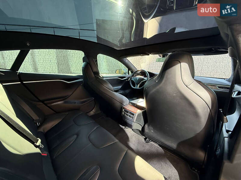 Лифтбек Tesla Model S 2017 в Луцке
