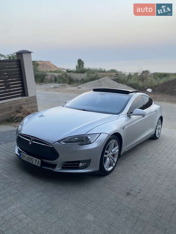 Tesla Model S 2014