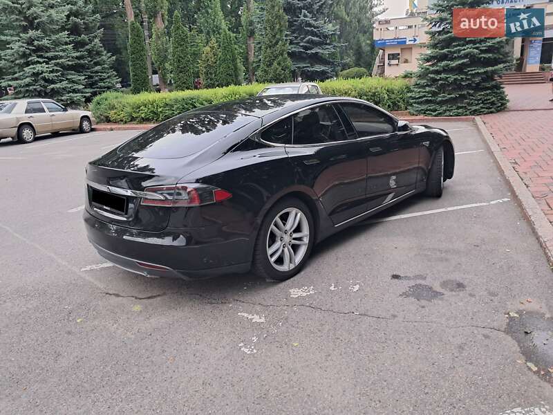 Ліфтбек Tesla Model S 2015 в Вінниці