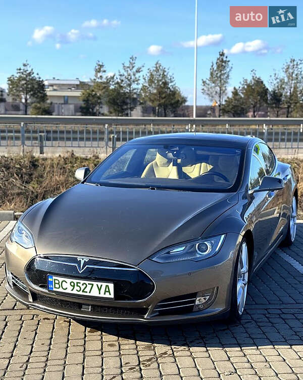 Tesla Model S 2015