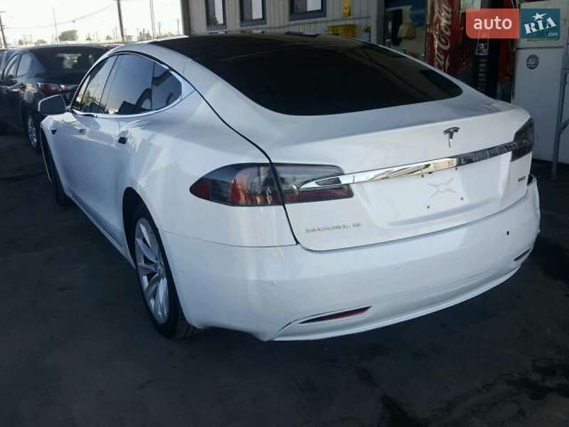 Лифтбек Tesla Model S 2017 в Ивано-Франковске