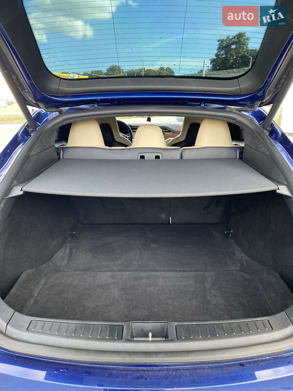 Лифтбек Tesla Model S 2016 в Ровно
